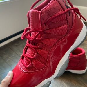 Jordan 11 red size 5